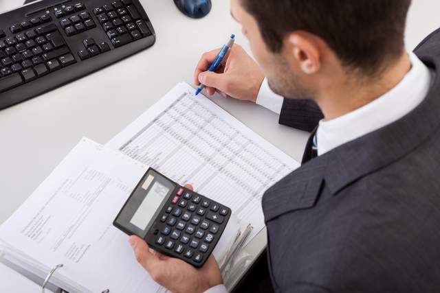 Injury lawyer calculating a settlement amount.